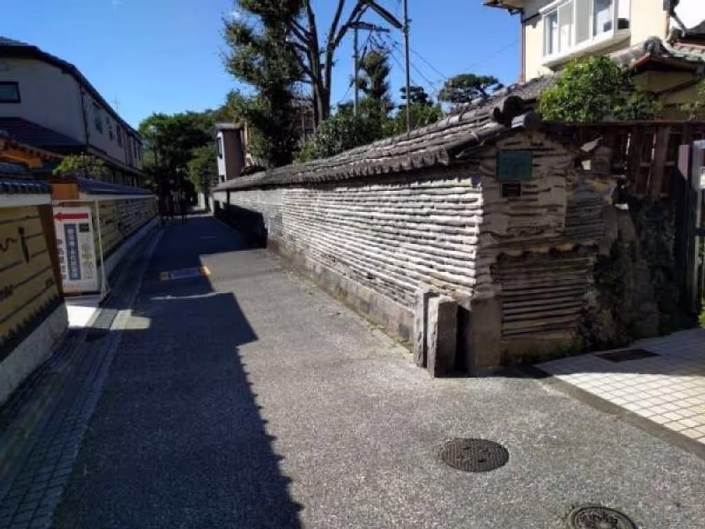 Tokyo Private Tour - Old Japanese-style wall during 17th -18th century in Yanaka area .