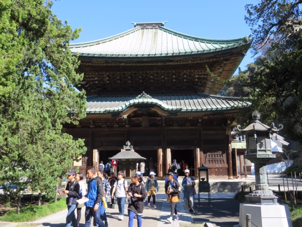 Kamakura Private Tour - The Butsuden (main temple building) of Kenchouji was originally the mausoleum of the wife of the second Tokugawa shougun Hidetada.