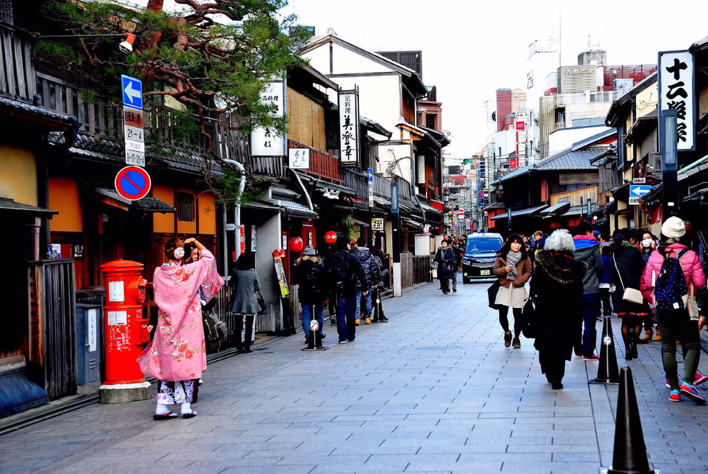 Tokyo Private Tour - Main street of Gion (before the no photo rule)