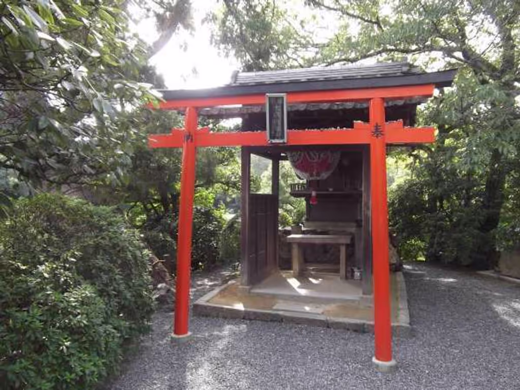 Kyoto Private Tour - Torii gate and image of "Benten-sama" (Sarasvati) on the islet named Benten-jima in "Kyoyochi" pond.