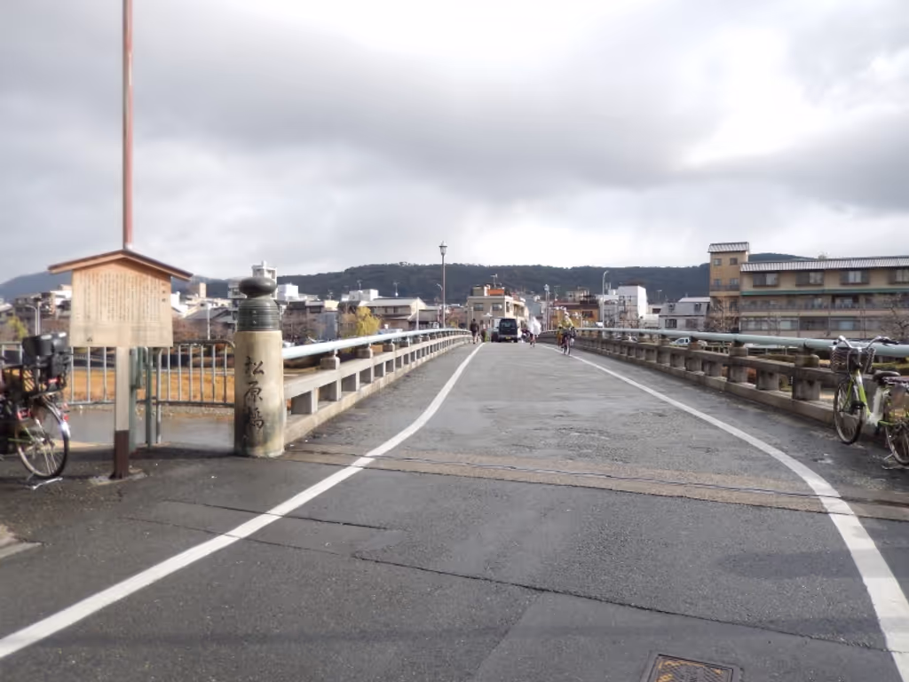 Kyoto Private Tour - Matsubara bridge used to be Gojou bridge because Matsubara street used to be Gojou street. There was a very famous story of fighting on tihs bridge between Ushiwakamaru and Benkei who had big influence to end aristocatic period Heian.