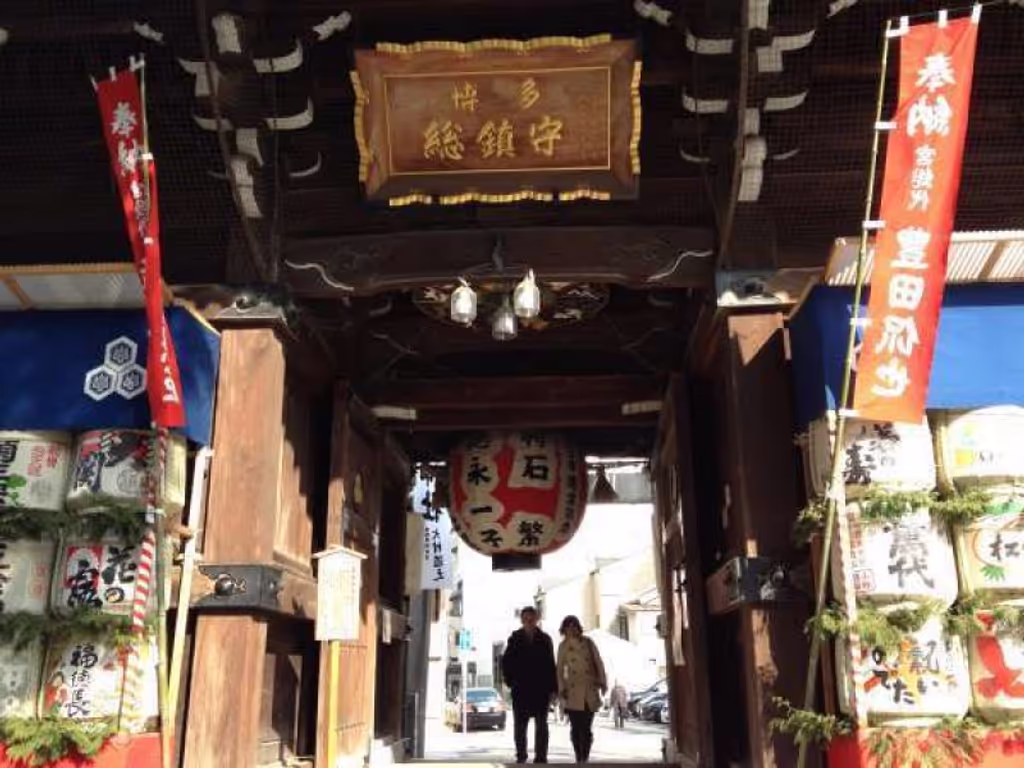 Fukuoka Private Tour - The main gate of Kushida shrine