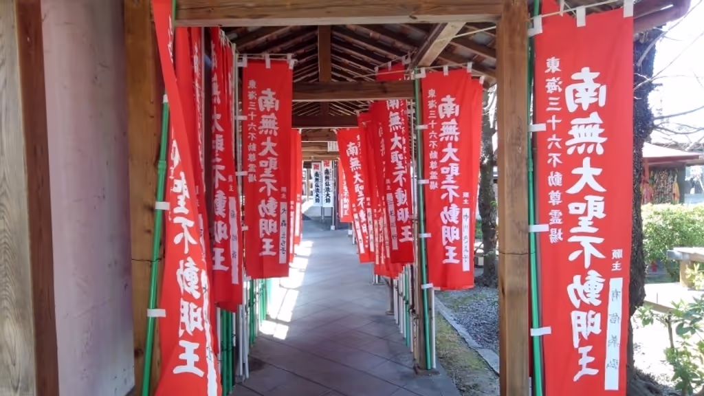 Gifu Private Tour - you can see the vermilion colored flags in the precincts of the temple