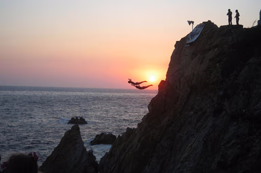 Acapulco City Private Tour - High Cliff Divers at La Perla of the El Mirador Hotel