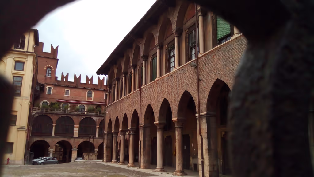 Verona Private Tour - Inside courtyard