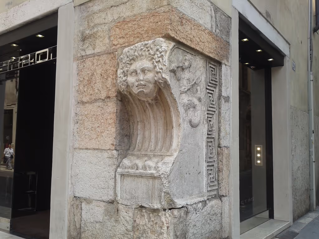 Verona Private Tour - Roman remain along Corso Portoni Borsari