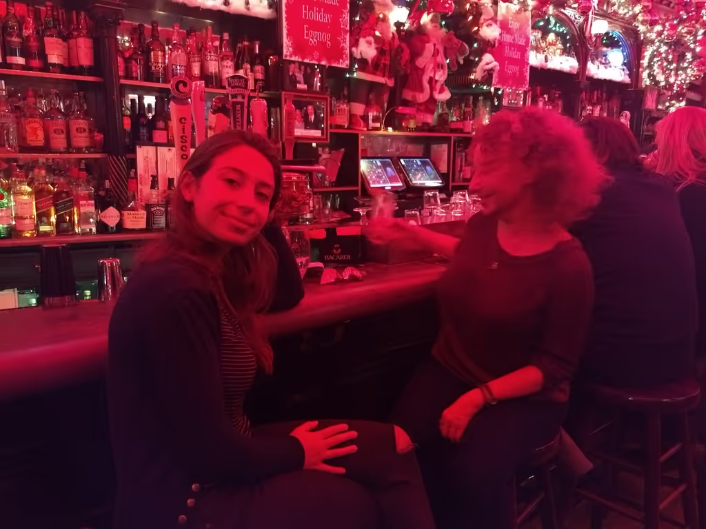 New York Private Tour - Pete's Tavern around Christmas