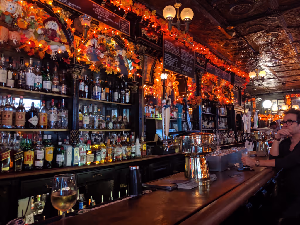 New York Private Tour - Pete's Tavern decorated for Thanksgiving