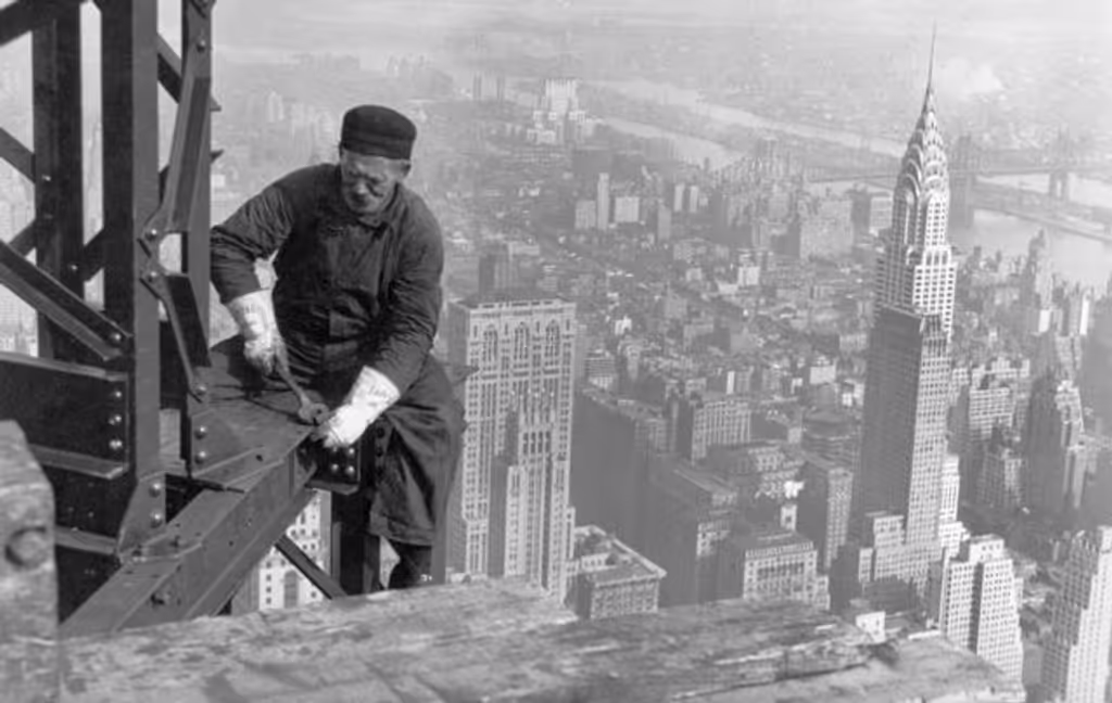 New York Private Tour - Workman on the framework of the Empire State Building, with the Chrysler Building in the background. LEWIS HINE / WIKI COMMONS