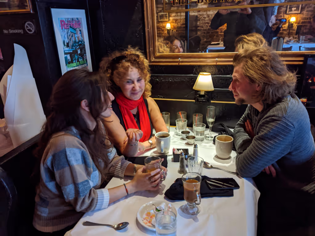 New York Private Tour - Drinks and conversation in Pete's Tavern