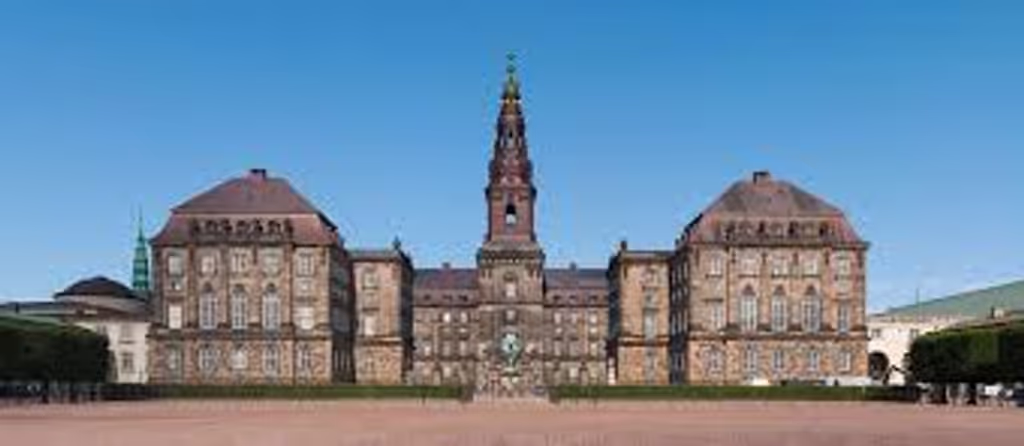 Copenhagen Private Tour - Hans  Christian Andersen was inspired by everything, people, things and buildings. When we look at the castles in Copenhagen, it is very likely that they have inspired the fairy tale: The Pig Boy.
At this great castle lived the haughty, arrogant princess, who rejected the beautiful gifts of the prince: the most beautiful rose and the nightingale, who sang the most wonderful melodies.