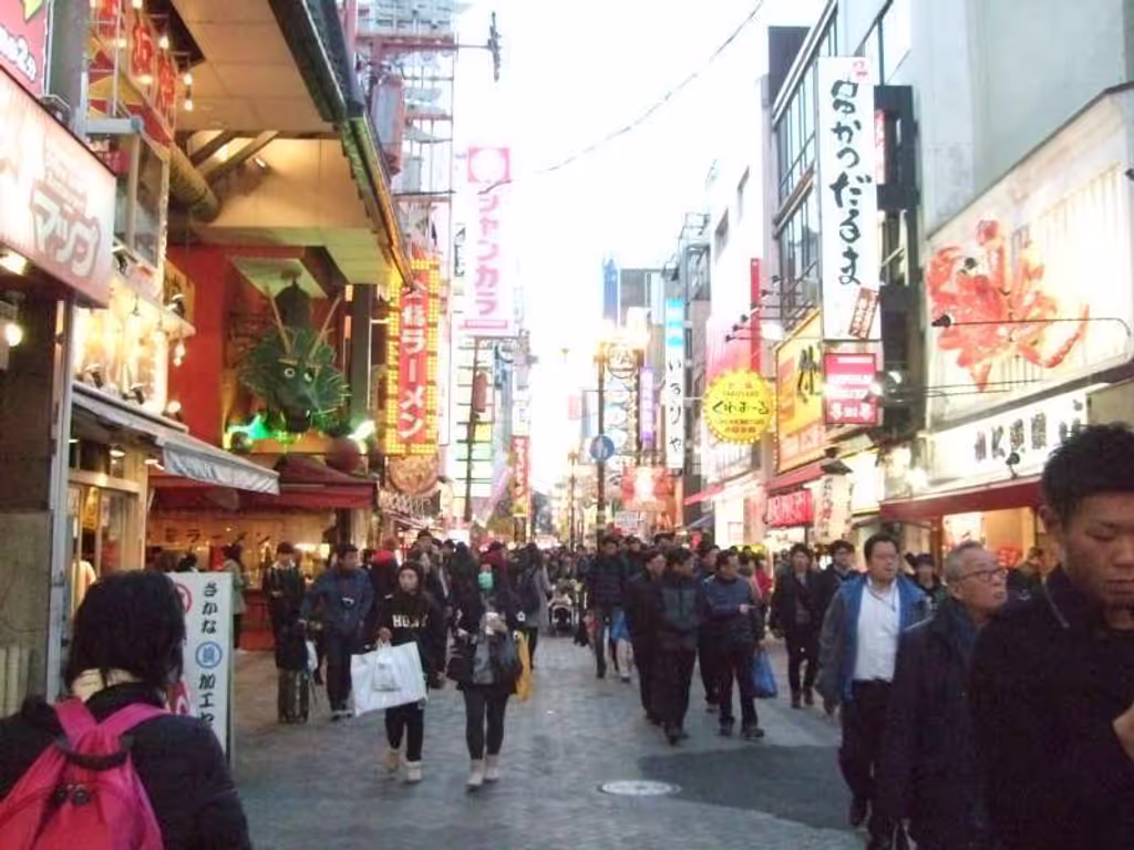 Osaka Private Tour - 道頓堀,在大阪最大的美食街,可以品嚐“章魚丸",大阪燒","拉麵"與涮螃蟹肉"。
俗語說:"穿在京都,食在大阪"。