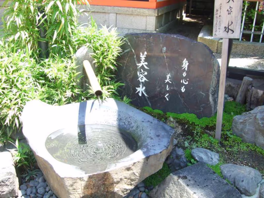 Kyoto Private Tour - 八阪神社"美御前社",以其"美容水"有名。