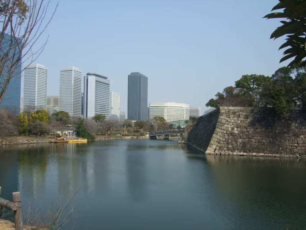Osaka Private Tour - 大阪商務園區（Osaka Business Park）的高樓群與大阪城,
近代與現代的組合真巧!