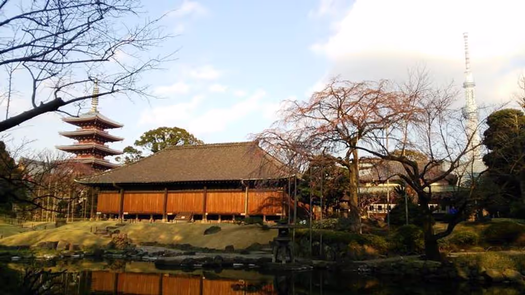 Tokyo Private Tour - Beautiful scenery inside the precincts of Sensoji temple
