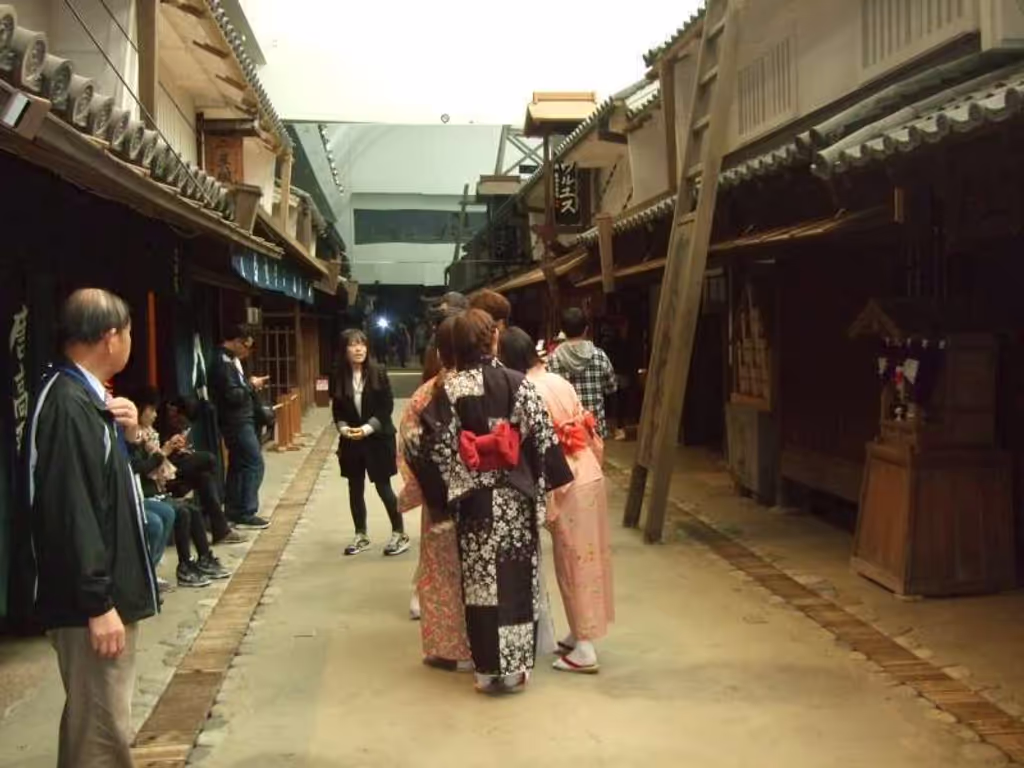Osaka Private Tour - “大阪生活今昔館"（天神橋筋六丁目）
"著物（日式和服）體驗",有"大人氣"。
穿著“和服"的都是外國人。