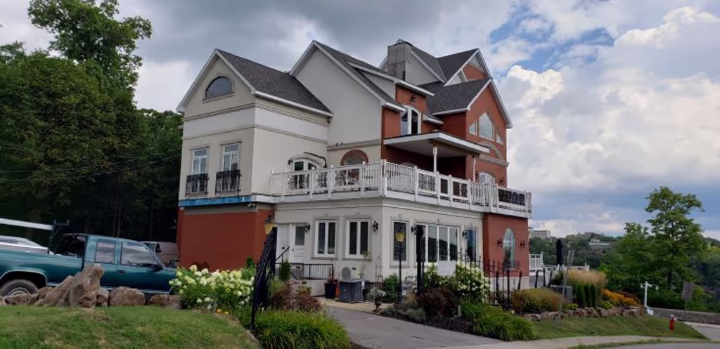 Toronto Private Tour - Houses in Niagara Falls are popular Airbnb properties
