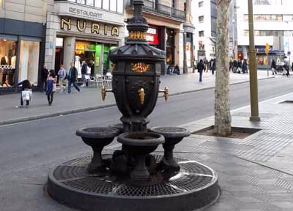 Barcelona Private Tour - The ramblas - canaleta fountain