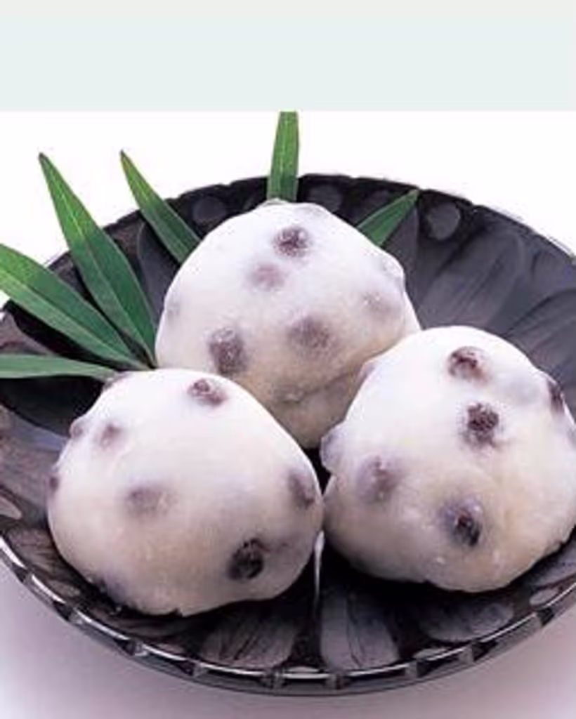 Kyoto Private Tour - Tasteful Bean Rice Cake, containing moderate sweet jean jam inside.
Many people stand on line from morning.　
It will cost Jyen180 per piece.  Tuesday n Thursday off day