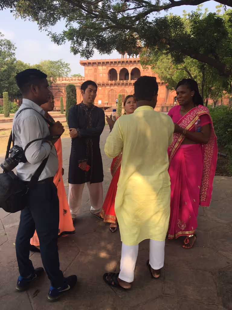 Delhi Private Tour - Sharing details with guests at the Taj Mahal.
