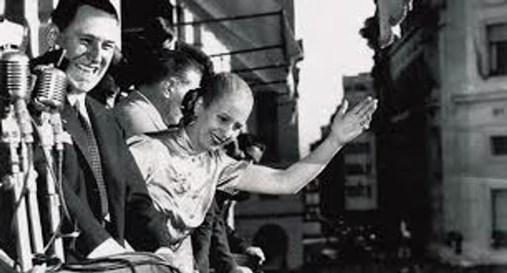 Buenos Aires Private Tour - Evita speaches at balcony