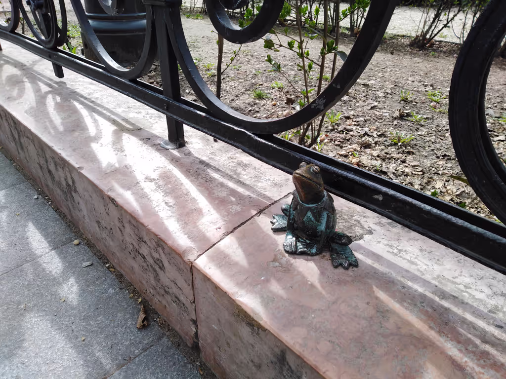 Budapest Private Tour - Kermit the Frog