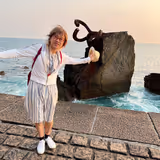 Japan Tour Guide - Hitomi K.