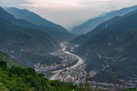 Sichuan Tour Guide