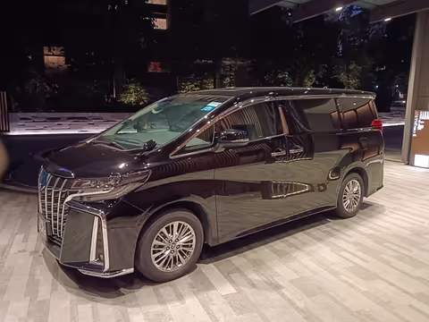 Hire a Private Driver in Singapore: Real Costs, Local Laws & When to Skip the MRT