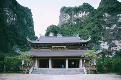 Hire a Private Driver in Hanoi: Costs, Airport Transfers & Private Day Trips