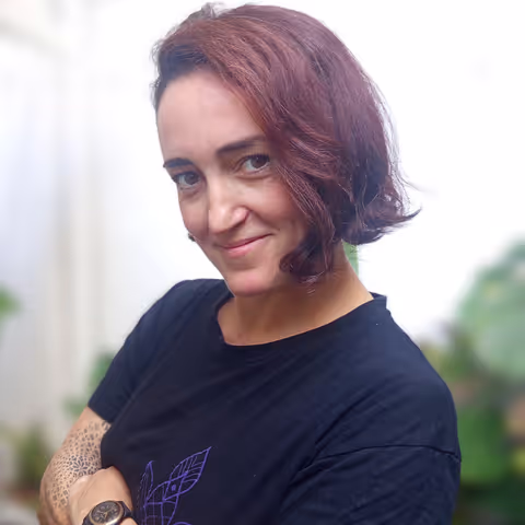 María R.