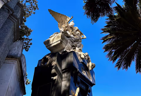 City of Angels: Private Walking Tour of Recoleta Cemetery and surroundings