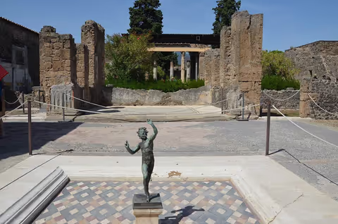 Pompeii Walking Tour with an Archaeologist