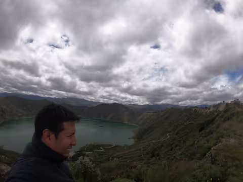 Quilotoa, the emerald lake in a crater with enjoyable walking