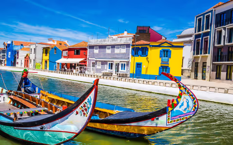 Transfer from Porto to Lisbon with stops in Aveiro, Nazaré and Óbidos