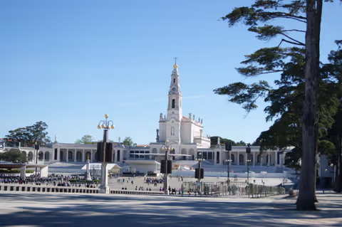 Fátima, Nazaré and Óbidos With a Local