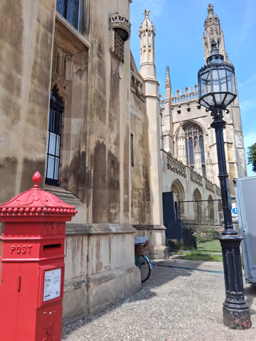 ATOMS & APOSTLES: Famous Cambridge alumni