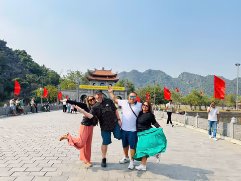 Ninh Binh: Hoa Lu ancient temple - Trang an/ Tam Coc - Mua cave