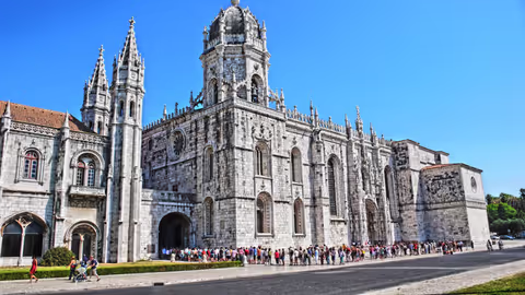 Lisbon, a city that effortlessly blends traditional charm with contemporary flair. Half day tour
