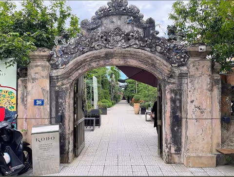 Hue Hidden Gems Walking Tour – Garden Houses, Local Market & Coffee