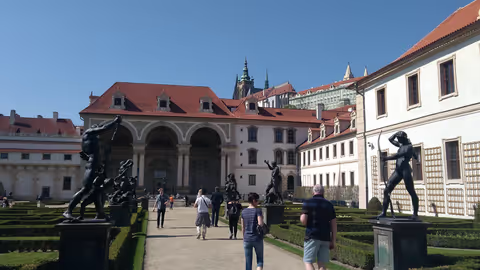 Jardines Escondidos y Tesoros Históricos del Castillo y Mala Strana