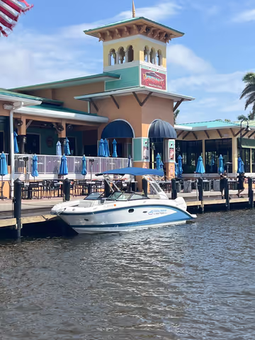 Cape Coral: Private Dolphin Watching and Dock & Dine Boat Tour