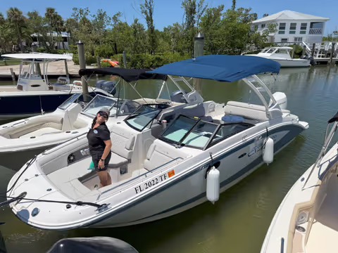 Cape Coral: Private Dolphin Watching and Dock & Dine Boat Tour