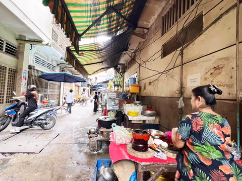Discover the Hidden Gems of Phnom Penh – A Guided Walking Tour