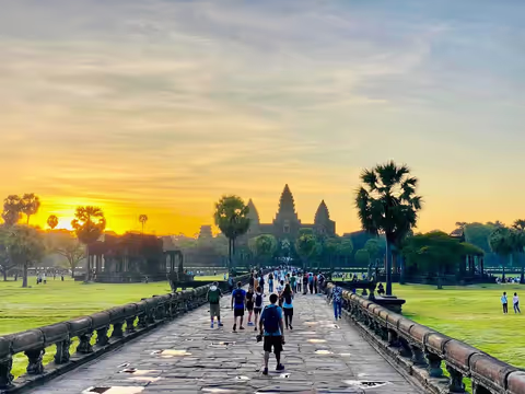 Angkor Wat Sunrise Tour with Guide from Siem Reap by Comfortable Vehicle Minivan/ SUV