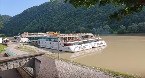 Private Transfer from Prague to Engelhartszell with 3H stop in Cesky Krumlov (1-14 pax)
