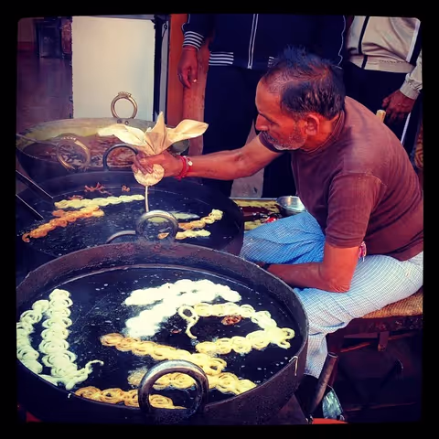 Explore the bustling Bazaars of Pinkcity: Full guided walking tour