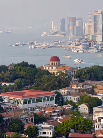 Full day tour: Discover Gulangyu Island & Xiamen’s Most Authentic Snacks on Zhongshan Road