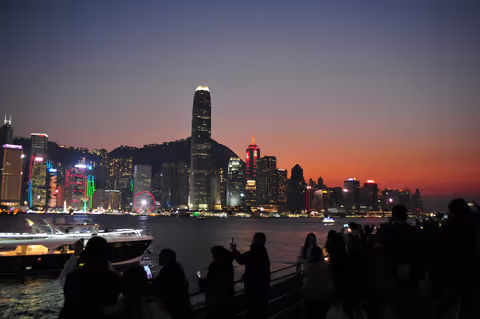 Hong Kong Day & Night Highlights: Private 3-Hour Chauffeur Tour (Van 6 pax)
