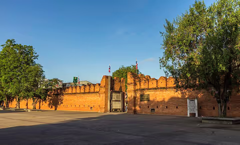 Chiang Mai City Highlights: Temples, Tha Phae Gate & Nimman - 3H Chauffeur Tour (Sedan/SUV)